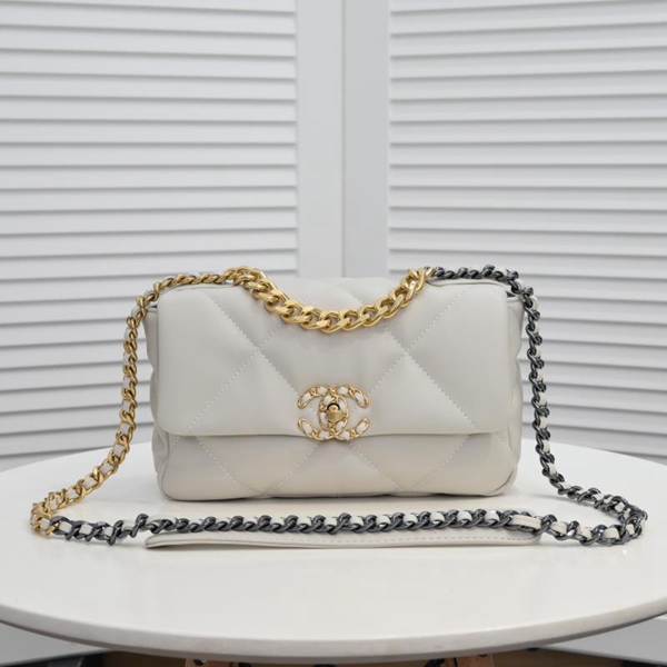 シャネルバッグ正面デザイン